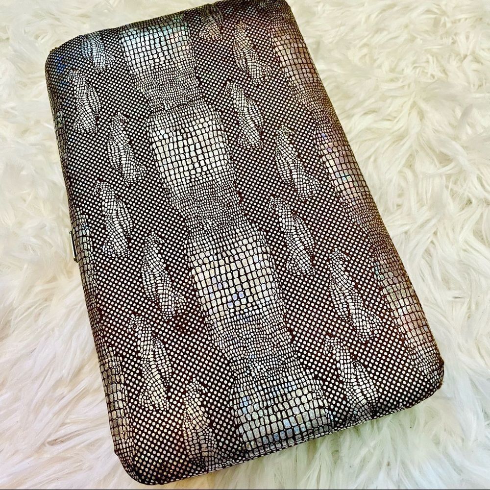 š„Host Pick!š„Ā Vintage Y2K HolographicāSilverāSnakeskināClutch - Picture 4 of 10